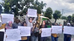 Aksi Damai Ratusan Warga Geruduk PN Pati, Desak Pembebasan Aktivis Supriyono dan Teguh Istiyanto