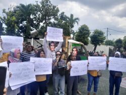 Aksi Damai Ratusan Warga Geruduk PN Pati, Desak Pembebasan Aktivis Supriyono dan Teguh Istiyanto