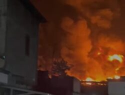 Diduga Korsleting Listrik, PT Dua Kelinci Pati Terbakar, Kerugian Ditaksir Capai Rp 25 Miliar