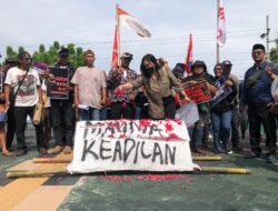 Keranda “Matinya Keadilan” Warnai Sidang Eksepsi Botok–Teguh di PN Pati