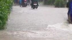 Akses Darat Lumpuh, Jenazah Warga Mintobasuki Pati Diantar Menggunakan Perahu