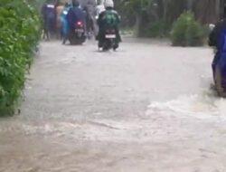 Akses Darat Lumpuh, Jenazah Warga Mintobasuki Pati Diantar Menggunakan Perahu