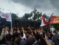 Ratusan Warga Hadang Mobil Tahanan Aktivis AMPB, Desak Pembebasan Botok dan Teguh