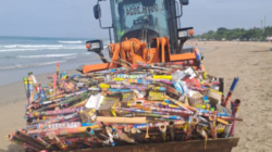 DLHK Badung Angkut Hampir 4 Ton Sampah Kembang Api Usai Pergantian Tahun 2026