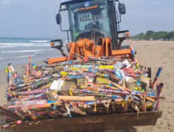 DLHK Badung Angkut Hampir 4 Ton Sampah Kembang Api Usai Pergantian Tahun 2026