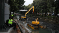 Antisipasi Banjir, Dinas SDA DKI Keruk Sedimentasi di Bantaran Sungai Setiabudi