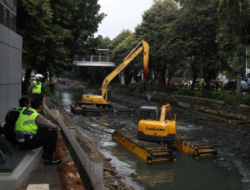 Antisipasi Banjir, Dinas SDA DKI Keruk Sedimentasi di Bantaran Sungai Setiabudi