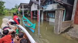 Banjir di Pati Kian Parah, Warga Mustokoharjo Terpaksa Beraktivitas dengan Perahu