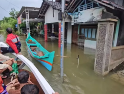 Banjir di Pati Kian Parah, Warga Mustokoharjo Terpaksa Beraktivitas dengan Perahu