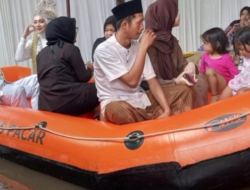 Banjir Rendam Desa Sepacar, Pengantin di Pekalongan Tetap Menikah dengan Naik Perahu Karet