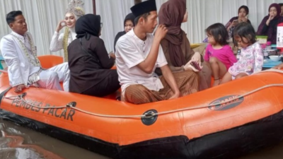 Banjir Rendam Desa Sepacar, Pengantin di Pekalongan Tetap Menikah dengan Naik Perahu Karet