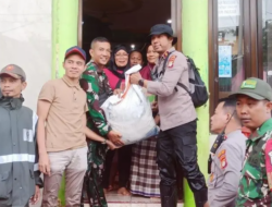 Kapolsek Kelapa Gading Salurkan Sembako untuk Warga Terdampak Banjir di Pegangsaan Dua