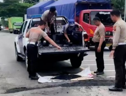 Aksi Polisi Tambal Jalan Rusak Pascabanjir di Kudus Viral, Tuai Respons Positif Warganet