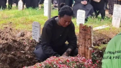 Tangis Reza Arap Pecah di Pemakaman Lula Lahfah, Teriakkan Pilu Pertanyakan Takdir