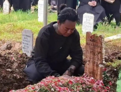 Tangis Reza Arap Pecah di Pemakaman Lula Lahfah, Teriakkan Pilu Pertanyakan Takdir