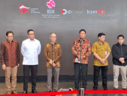Pimpinan OJK dan BEI Kompak Mundur Usai IHSG Anjlok