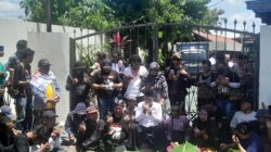 Sidang Botok Cs Batal, Mobil Tahanan Dihadang Massa Berjam-jam