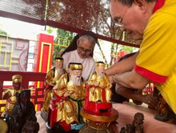 Bersih-Bersih Patung Dewa Jelang Imlek, Klenteng Hok Tik Bio Pati Libatkan Antarumat Beragama