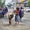 Jalan Berlubang di Blaru Makan Korban Jiwa, Warga Tambal Sendiri Ruas Pati–Purwodadi