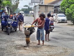 Jalan Berlubang di Blaru Makan Korban Jiwa, Warga Tambal Sendiri Ruas Pati–Purwodadi