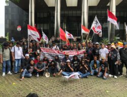 Dua Bus Warga Pati Gelar Tumpengan di KPK, Dukung Pengusutan Tuntas Kasus Sudewo