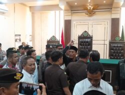 Hadir di Persidangan, Putri Gus Dur Beri Dukungan Pembebasan Dua Aktivis Pati