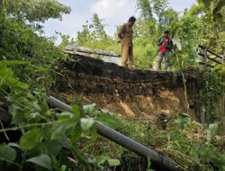 Jembatan Nyaris Putus Diterjang Banjir, Akses Warga Lumbungmas Terancam Lumpuh