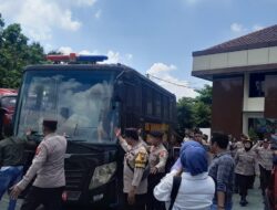 Tak Diperbolehkan Mengikuti Persidangan, Mobil Tahanan Sempat Dilempari Sandal Dan Botol Keluarga Korban