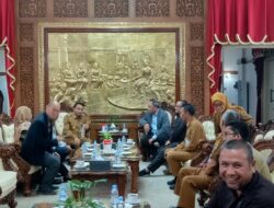 Pati Terima Bantuan Lampu Solar Panel dari PT Sinergi Infra Hijau Malaysia