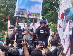 Ratusan Warga Kepung Mapolresta Pati, Desak Kapolresta Dicopot