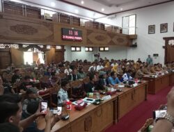 Puluhan Warga Geruduk DPRD Pati, Pajak UMKM Dinilai Memberatkan