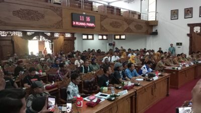 Puluhan Warga Geruduk DPRD Pati, Pajak UMKM Dinilai Memberatkan