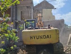 Sengketa Harta Gono-Gini Berujung Eksekusi, Rumah Dua Lantai di Gabus Dirobohkan