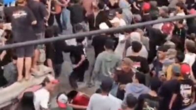 Viral! Tawuran Karnaval Sound Horeg Pasucen, Polisi Kena Lemparan Saat Amankan Massa