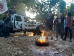 Kecewa Tak Ditemui Jaksa, Massa AMPB Bakar Ban hingga Bentrok dengan Aparat