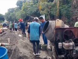 Cegah Warga Terjatuh, Puluhan Warga Jrahi Pati Patungan Rp16 Juta Perbaiki Jalan Rusak