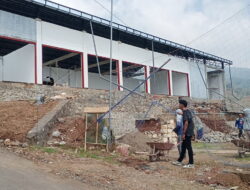 Baru Dibangun, Talut KDMP Jrahi Ambrol Diterjang Hujan