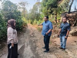 Jalan Masih Bagus Diaspal Ulang, Ruas Rusak Parah di Gerit Justru Terabaikan